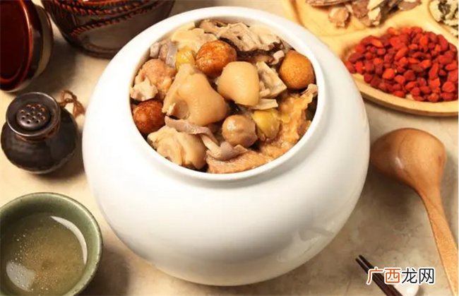 板栗土鸡汤 汤鲜味美 营养健康