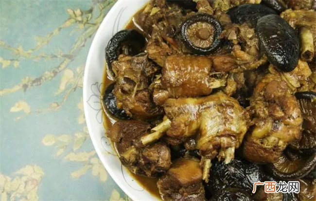 鸡腿炖香菇 鲜香味美 辣爽丝滑