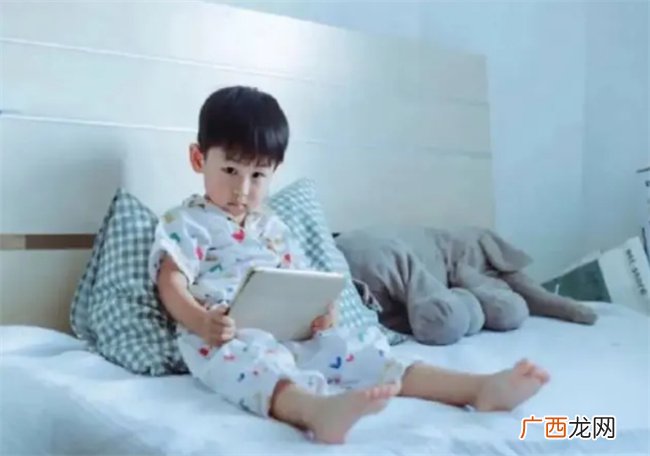 赶紧停止这个习惯严重伤害孩子大脑 有家长以为学习效率高