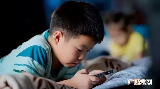 这个睡觉习惯 严重影响娃的身高和智商 家长必须带头改