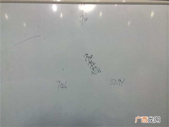 白板上的记号笔用什么能擦掉 如何去除白板上的记号笔笔迹