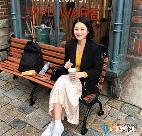 秋季发现：“西装 短裙穿半裙”才好看 优雅时髦显气质
