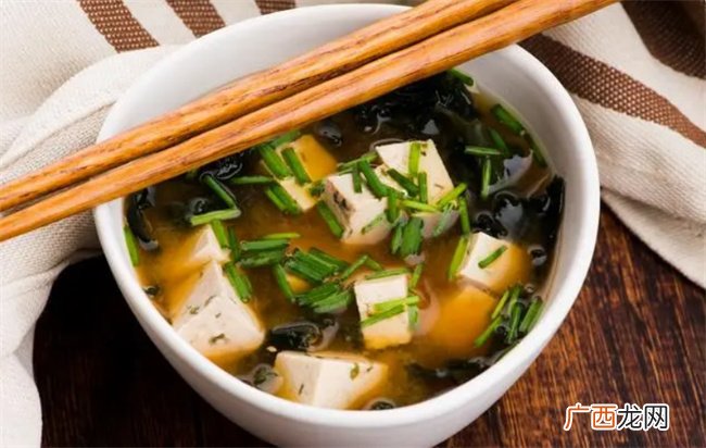 韭菜炖豆腐入口即化 香嫩爽滑 两块豆腐配米饭 超下饭
