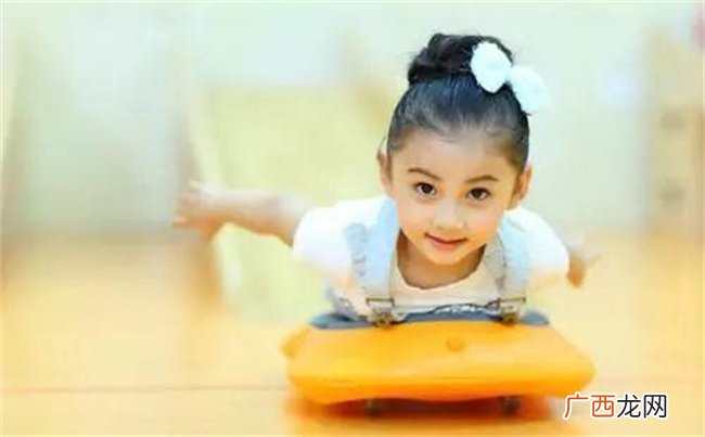 父母睡前坚持陪孩子做3件事：塑造更强大的亲子关系
