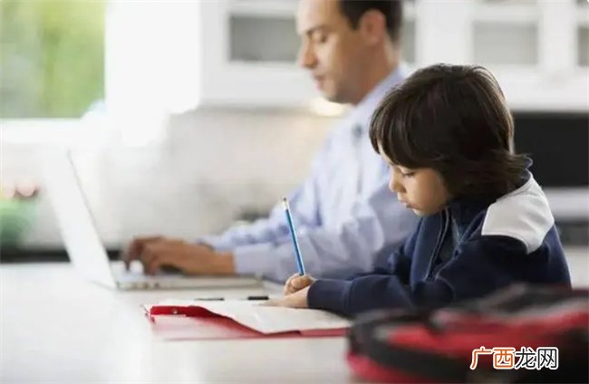 最高明的教育 是做会捧场的父母 10年后孩子变化会很惊人