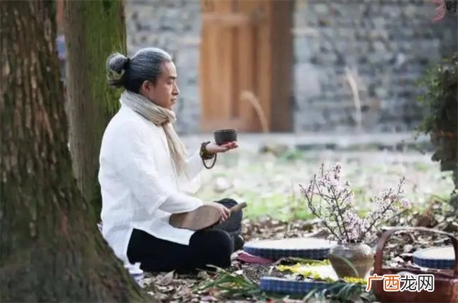 八字中丙火与丁火的天干强弱是如何影响命主的性情