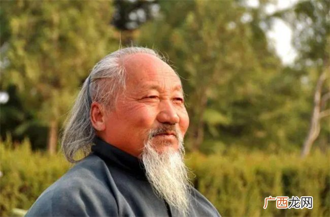 命理学中如何分析命主的个性是否潇洒脱俗外貌文秀