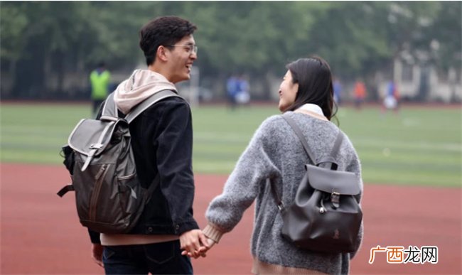 大学谈恋爱好还是不好 大学恋爱的好处和弊端