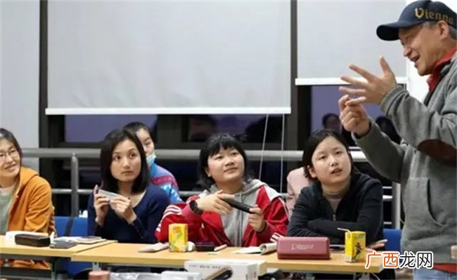 年轻人为什么抢着上夜校