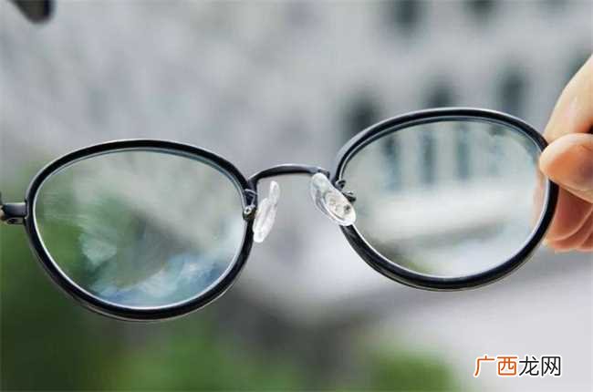 正确清洗眼镜的方法
