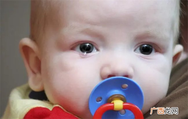 “孩子哭了不抱 不哭才抱” 这样真能培养出省心的孩子吗
