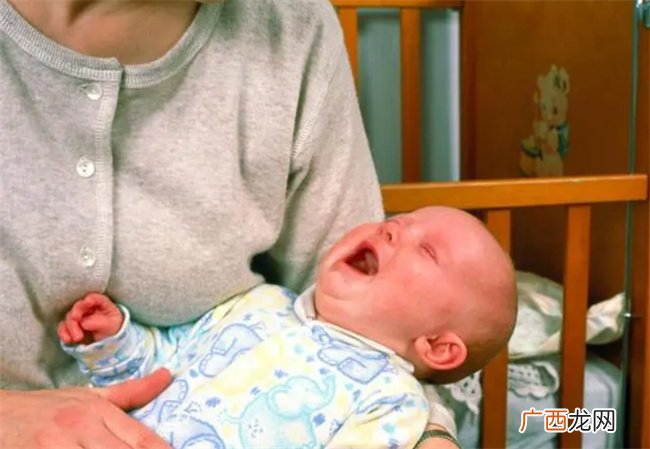“孩子哭了不抱 不哭才抱” 这样真能培养出省心的孩子吗