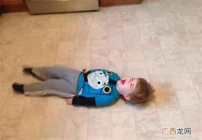孩子哭闹 耍赖 懂得孩子心理的家长只用4招轻松化解