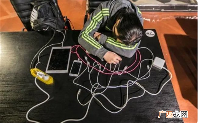 八字中导致命主劳苦中获得富贵的命造都有哪些特点