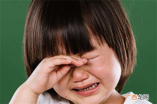 ?孩子见事就哭怎么教育 小孩子遇事情老是哭怎么引导