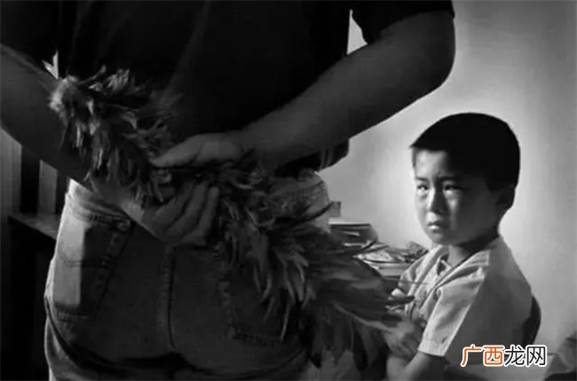 面对调皮捣蛋的孩子 吼叫 打骂都没用 聪明的家长这样做