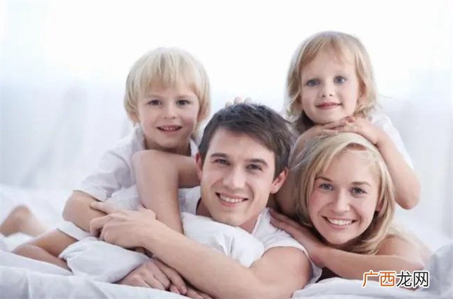 孩子是要婆婆带 还是请保姆 选择不同 目的却千古不变