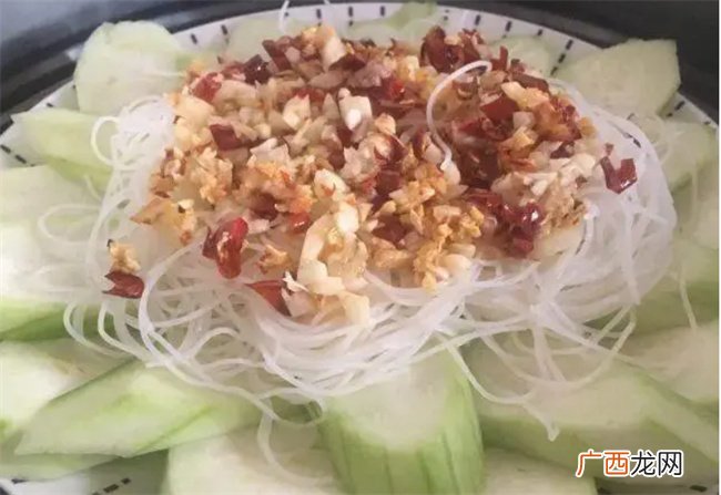 软嫩的丝瓜带着浓郁的蒜香 操作简单 入口就停不下来