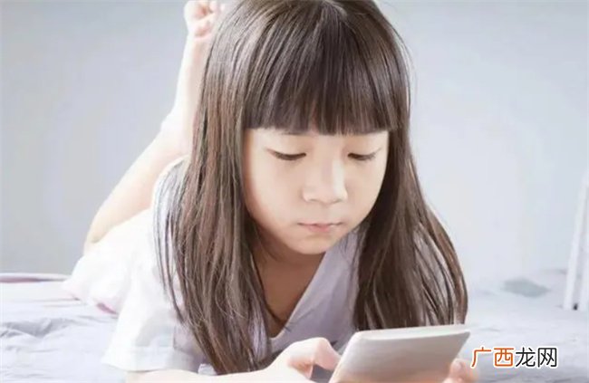 老玩手机和很少玩的孩子 长大3方面差距明显 早知早预防