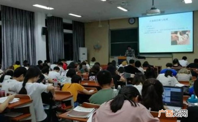多地高校督促学生上课“坐前排” 有哪些好处