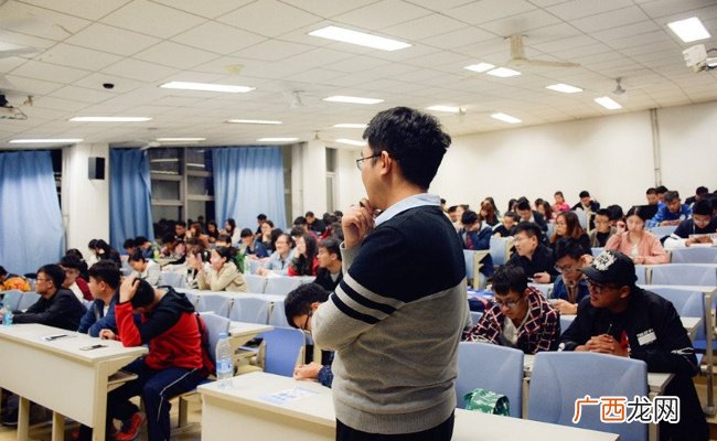多地高校督促学生上课“坐前排” 有哪些好处