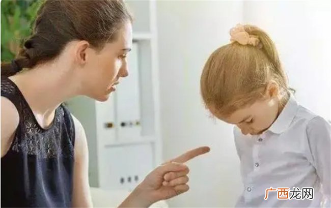 孩子扔东西 就吼他吼他就扔东西 2岁这种问题该怎么办