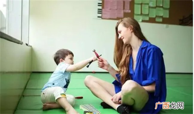 孩子扔东西 就吼他吼他就扔东西 2岁这种问题该怎么办