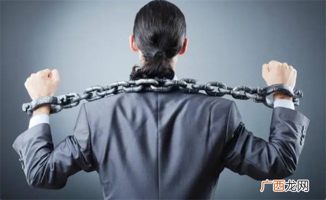 四柱中推断自甘堕落懒惰之人的格局都有哪些技巧