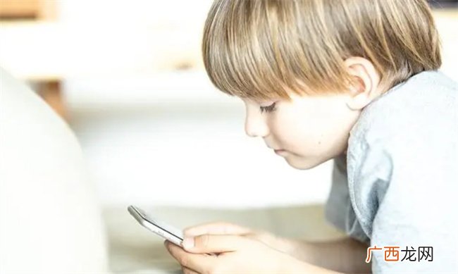 孩子沉迷手机 80%家长都在犯同样的错误 学会这5招打破沉迷循环