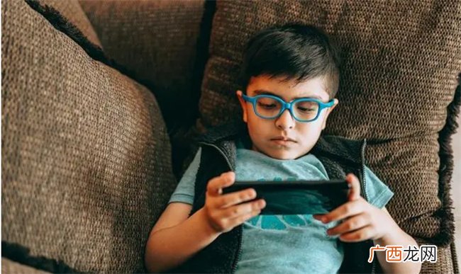 孩子沉迷手机 80%家长都在犯同样的错误 学会这5招打破沉迷循环