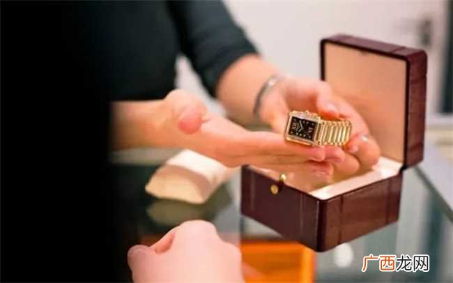 戴劳力士出门频繁被抢？如何戴表不被贼惦记