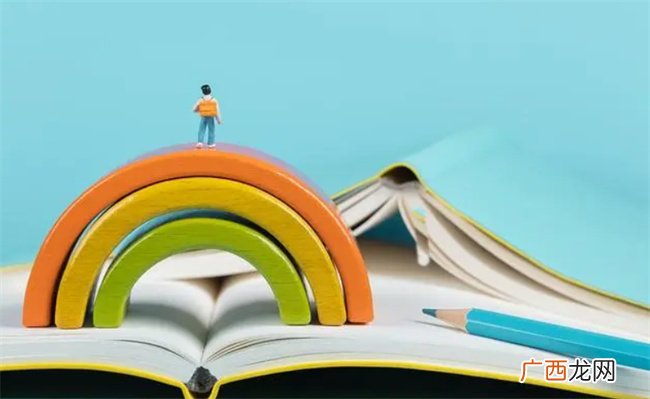 开学在即 家长忙着为孩子买书包买文具 这件事才是准备重点