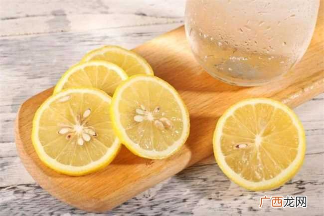喝柠檬水美白最佳时间 柠檬水晚上喝美白还是白天喝美白