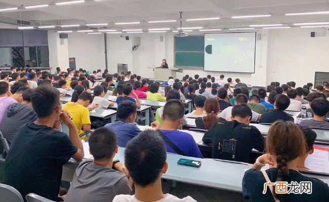 大学生上课坐哪儿 有必要管吗