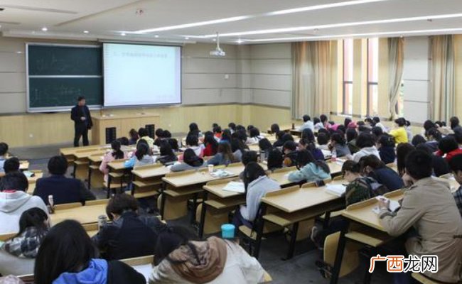 大学生上课坐哪儿 有必要管吗