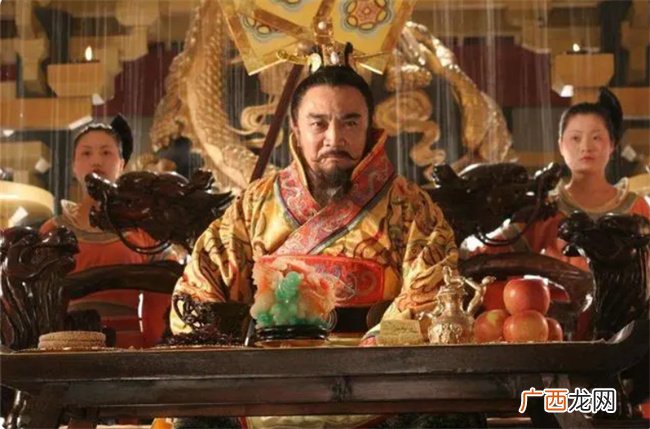 史万岁刚进朝堂 武士们乱刀砍向史万岁 隋文帝冷眼旁观：砍得好