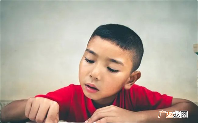 在孩子阅读时 这个动作不要做 极有可能将孩子导向不会阅读