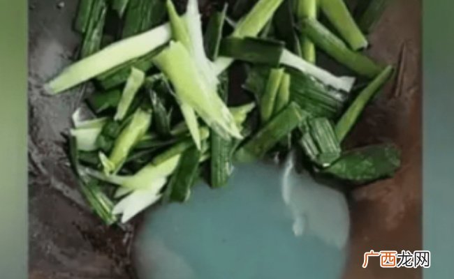 男子买韭菜为何炒出像洗衣液绿色汤汁
