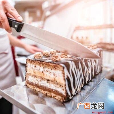 想要让蛋糕的切面漂亮又不沾黏鲜奶油、巧克力霜,可以时用热水