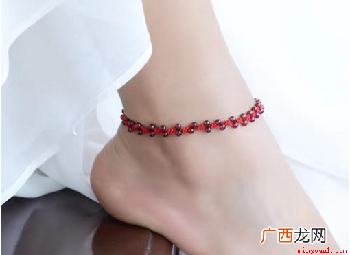 女人脚上系红绳代表意义 女人脚上系红绳代表什么