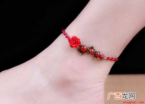 女人脚上系红绳代表意义 女人脚上系红绳代表什么