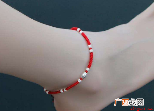 女人脚上系红绳代表意义 女人脚上系红绳代表什么