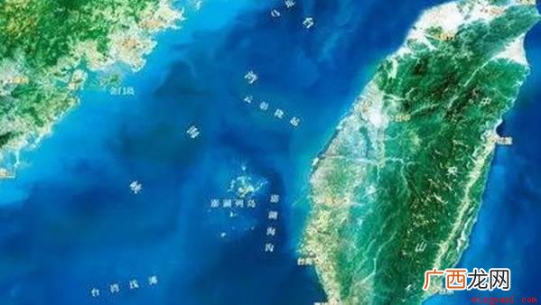 台湾海峡NE向纵向延伸,长约400公里,面积约9万平方公里
