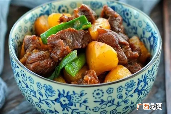 土豆烧牛肉的简单做法 牛肉软烂土豆入味百吃不厌