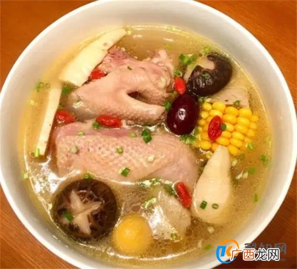 土鸡汤怎么炖好喝又营养？教你做法，汤黄味鲜，鸡肉嫩滑