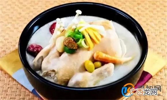土鸡汤怎么炖好喝又营养？教你做法，汤黄味鲜，鸡肉嫩滑