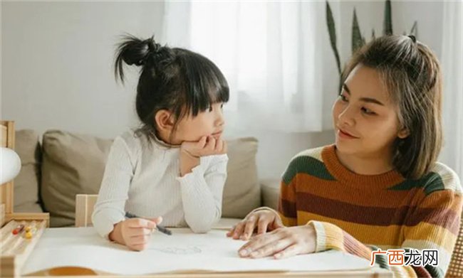 做个“懒”父母让孩子当“老师” 孩子更独立还能更上进