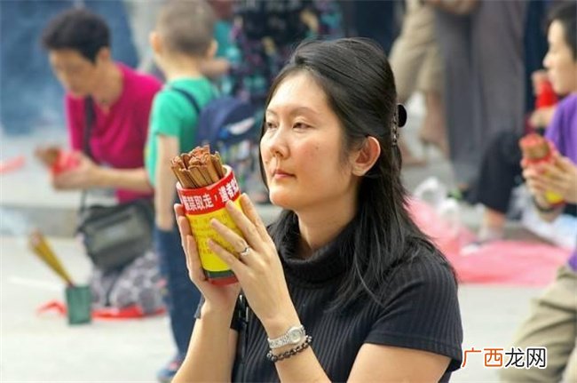 解析八字中富贵显达与残疾夭折的命造该如何推断