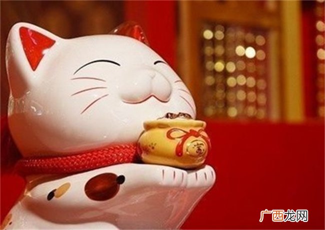 命理学中四月甲木大富大贵的命造在格局上有哪些特点