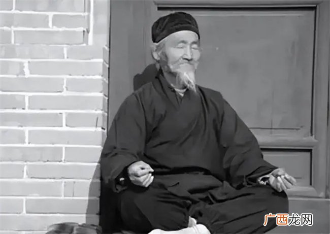 乾隆让道士求雨 道士作法后果然下雨 乾隆：拉出去砍了吧